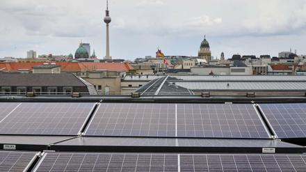 Die Berliner Stadtwerke erzeugen viel günstigen Ökostrom, doch die Kunden profitieren davon bislang kaum.