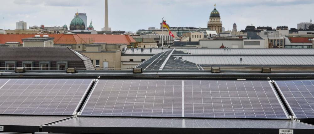 Solaranlagen der Berliner Stadtwerke auf dem Dach der Grundschule am Brandenburger Tor in der Wilhelmstraße.