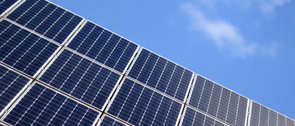 Sonnenstrom vom Dach. In Berlin gibt es bis zu rund 15.000 Euro für eine Photovoltaikanlage und einen Speicher vom Land als Zuschuss aus dem Fördertopf.