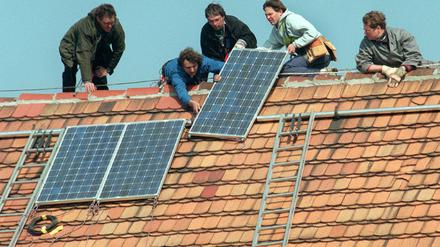 Als Elektriker und Bauarbeiter verkleidet installierten Greenpeace-Mitarbeiter 1997 auf dem Dach des Wirtschaftsministeriums in Berlin eine Solaranlage.