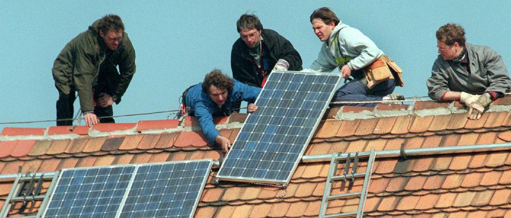 Als Elektriker und Bauarbeiter verkleidet installierten Greenpeace-Mitarbeiter 1997 auf dem Dach des Wirtschaftsministeriums in Berlin eine Solaranlage.