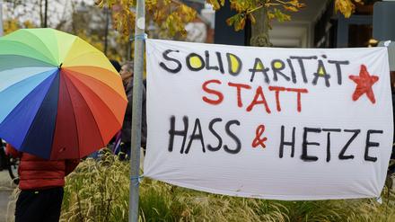 „Solidarität statt Hetze“ steht auf einem Demo-Plakat.