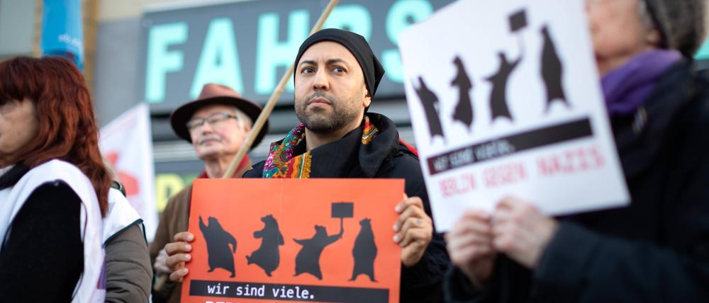 Verschiedene Initiativen auf einer Kundgebung gegen die rechte Anschlagsserie in Berlin-Neukölln. Im Bild zu sehen auch der Linken-Abgeordnete Ferat Kocak. 