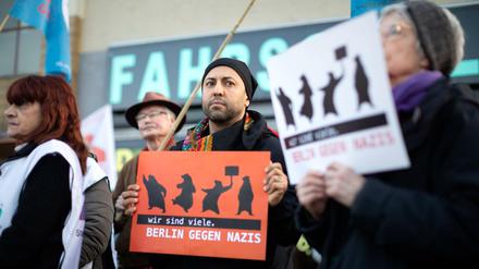 Verschiedene Initiativen auf einer Kundgebung gegen die rechte Anschlagsserie in Berlin-Neukölln. Im Bild zu sehen auch der Linken-Abgeordnete Ferat Kocak. 