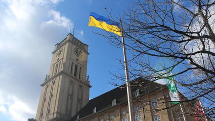 Vor dem Rathaus Schöneberg wurde die Flagge der Ukraine aufgezogen.