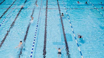 Schöner mit Abstand: Badegäste schwimmen unter Einhaltung der Abstandsregeln im Sommerbad Humboldthain.