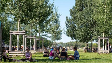 Besucher genießen das warme Sommerwetter im Berliner Mauerpark.