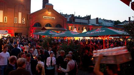 Vor der Pandemie: Zahlreiche Gäste feiern bei einem Fest der SPD-Zeitung "Vorwärts" im Hof der Kulturbrauerei.