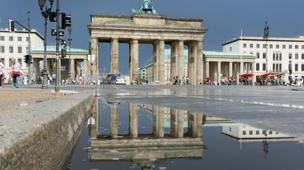 Brandenburger Tor in Berlin nach Starkregen.