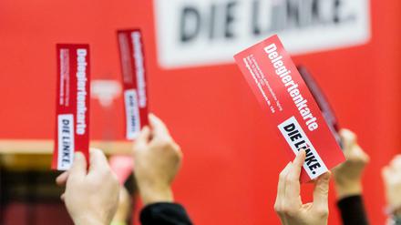 Stimmkarten werden bei einem Sonderparteitag der Berliner Linken in die Höhe gehalten.
