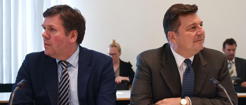 Innenstaatssekretär Torsten Akman (l.) und Innensenator Andreas Geisel (beide SPD) bei einer Sondersitzung des Innenausschusses des Berliner Abgeordnetenhauses.