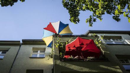Ein Sonnenschirm auf einem Berliner Balkon - ob der auch vor Schauern schützt?