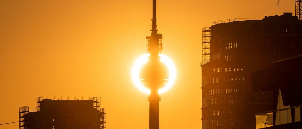 Die Sonne geht hinter dem Berliner Fernsehturm unter.