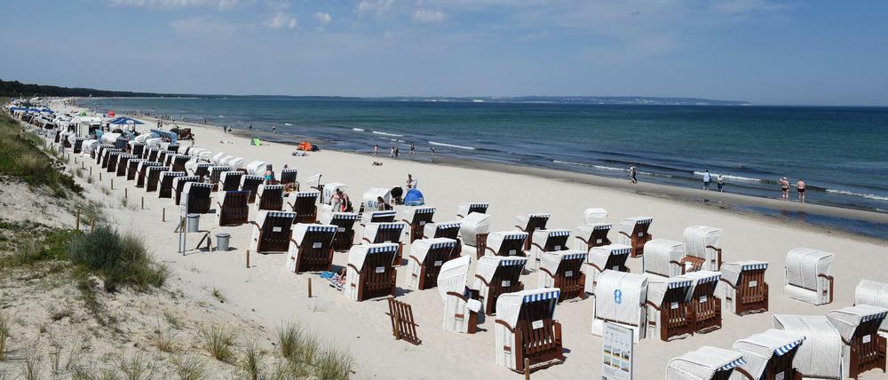  Zahlreiche Strandkörbe stehen am Strand des Ostseebades Binz auf der Insel Rügen. Es gibt eine direkte ICE-Verbindung nach Berlin.