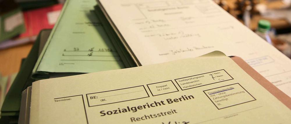 Im Berliner Sozialgericht stapeln sich seit langem Klagen zu Hartz-VI. Nun treffen die ersten zu dem Reform-Hickhack ein.