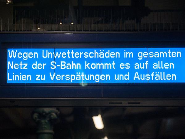 Ein Hinweisschild informiert am Sonnabend Reisende im S-Bahnhof Tempelhof. 