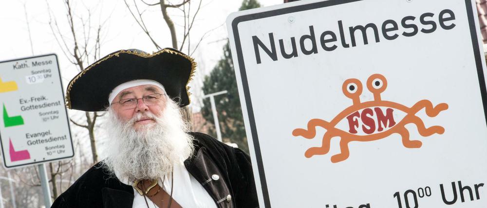 Rüdiger Weida von der "Kirche der fliegenden Spaghettimonster" muss das Schild für die "Nudelmesse" jetzt abbauen.