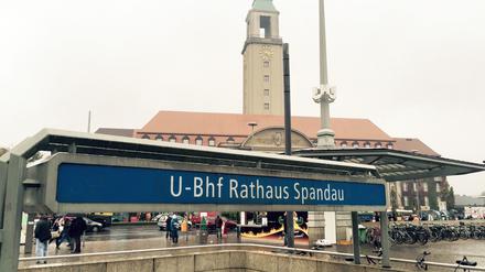 Blick auf den U-Bahnhof Rathaus Spandau mit dem Rathaus dahinter.