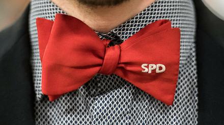 Ein SPD-Mitglied trägt am 17.01.2018 in Mainz eine SPD-Fliege. Die Berliner SPD bekommt nach dem Votum für Koalitionsgespräche mit der Union neuen Zulauf. Seit Sonntagnachmittag seien rund 70 Anträge auf eine Parteimitgliedschaft eingegangen, sagte eine Sprecherin. (zu «Berliner SPD: Rund 70 Neueintritte seit GroKo-Votum») Foto: Andreas Arnold/dpa +++(c) dpa - Bildfunk+++