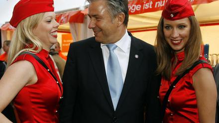 Schon beim SPD-Hoffest 2007 zeigte Klaus Wowereit, damals Regierender Bürgermeister, ein Faible für schmucke Uniformen - hier die zweier Hostessen der Bundesdruckerei. Auf der MS Europa 2 dürfte die Dienstkleidung allerdings kaum rot sein.
