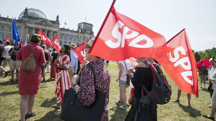 SPD-Mitglieder auf einer Demonstration unter dem Motto "Stoppt den Hass! Stoppt die AfD".