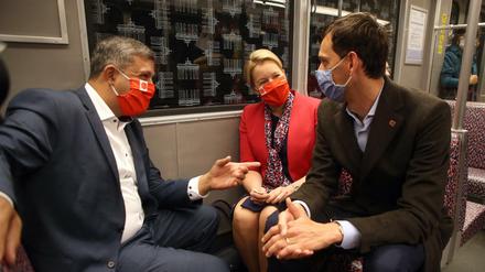 Drei in einer U-Bahn, in Neukölln: SPD-Fraktionschef Raed Saleh, die designierte SPD-Spitzenkandidatin Franziska Giffey und der Bezirksbürgermeister Martin Hikel (SPD). 
