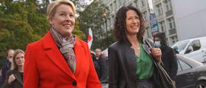 Franziska Giffey (l, SPD) und Bettina Jarasch (Grüne) verkündeten am Donnerstag weitere Sondierungen mit der Linkspartei. (Archivbild, 1.10.2021)