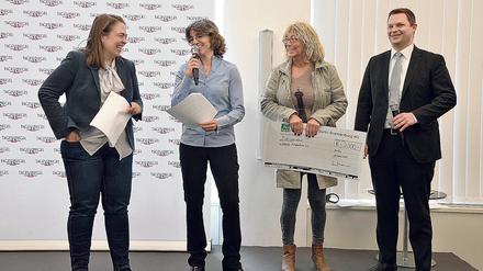 Links im Bild: Stefanie Dujardin-Sommer und Annette Kögel vom Spendenverein bei der Spendenübergabe. 