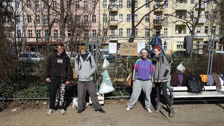 Der "Gabenzaun" am Boxhagener Platz: Zwei Anwohnerinnen helfen zwei Obdachlosen. 