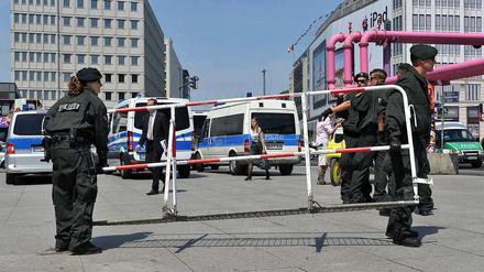 Absperrungen und Verkehrsbehinderungen allüberall: Polizisten stllen Gitte am Potsdamer Platz auf.