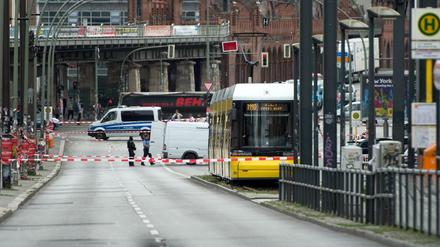 Wegen einer Bombendrohung in der Tram war die Warschauer Brücke in Friedrichshain Montagnachmittag gesperrt. 