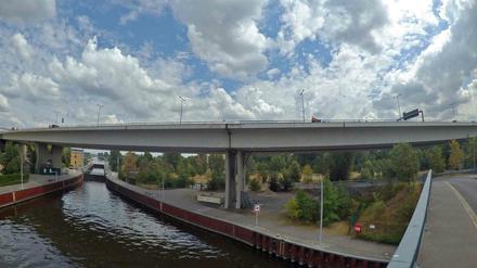 Die Rudolf-Wissell-Brücke in Berlin unter weiß-blauem Himmel.