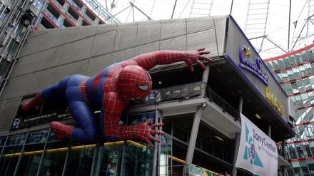 Schon Spiderman klebte an der Wand des "Cinestar" Kinos im Sony-Center am Potsdamer Platz in Berlin-Mitte.