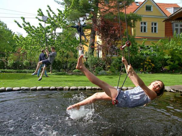 Schaukeln überm Badeteich - ein Spaß für Leni Neuhauser. Sie wohnt im Haus des Spielegartens.