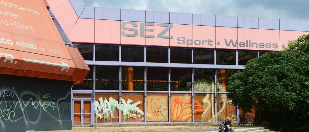 Das Sport- und Erholungszentrum SEZ: Nach der Schließung 2003 hatte ein Leipziger Investor das SEZ gekauft, das Schwimmbad wurde jedoch nicht wiedereröffnet.