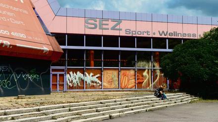 Einst ein DDR-Vorzeigeprojekt: Das Sport- und Erholungszentrum SEZ an der Landsberger Allee in Friedrichshain. Es gehört einem Leipziger Investor, verkommt aber seit der Schließung 2003 langsam. 