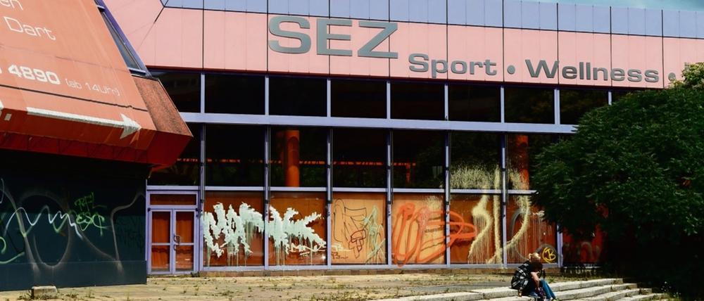 Einst ein DDR-Vorzeigeprojekt: Das Sport- und Erholungszentrum SEZ an der Landsberger Allee in Friedrichshain. Es gehört einem Leipziger Investor, verkommt aber seit der Schließung 2003 langsam. 