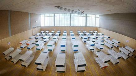 In Berlin werden Flüchtlinge in Sporthallen untergebracht, die zu Notquartieren umfunktioniert wurden.