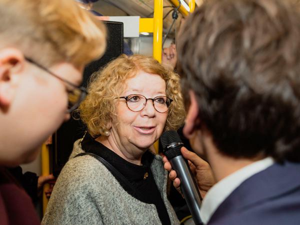 Petra Nelken, heute Sprecherin der BVG, war erste ostdeutsche Sprecherin im Berliner Senat und berichtet von den technischen Herausforderungen der Wiedervereinigung des Ost- und West-Berliner ÖPNV.