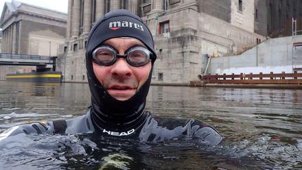Martin Tschepe (50) geht ins Wasser: Seit 1974 Wettkampfschwimmer, seit fast 20 Jahren Redakteur der "Stuttgarter Nachrichten" und Werber in Sachen Flussbad.