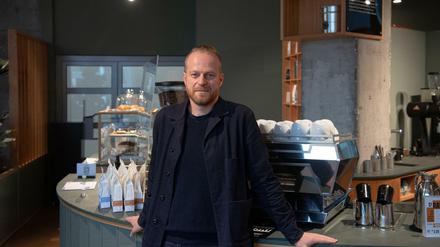 Der Unternehmer Ansgar Oberholz steht in seinem Café an der Torstraße.