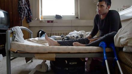 Hammed ist vor den Taliban in Afghanistan geflüchtet. Dabei hat er sich eine schmerzhafte Verletzung am Knie zugezogen. In Spandau wartet er seit Monaten - bisher vergeblich - auf eine Physiotherapie. 