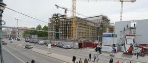 Berlin-Mitte, Unter den Linden. Hier befindet sich eine der Berliner Problembaustellen. 