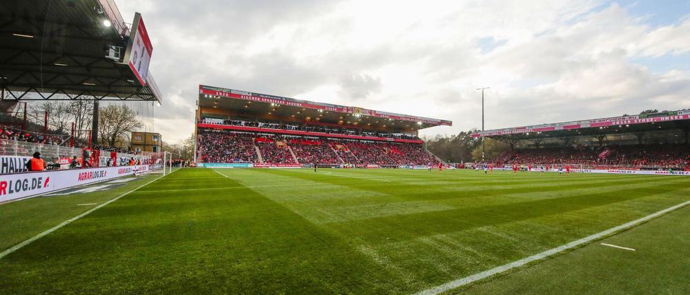 Das kleine Stadion der Köpenicker ist stets gut besucht, der Klub will gern nach oben und seine Arena bis 2020 ausbauen.