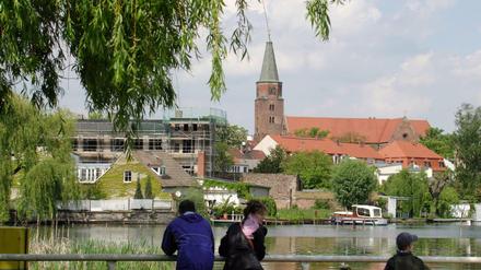 Stadt Brandenburg/Havel: Blick auf den Dom und die Dominsel über den breiten Stadtkanal von der Anlegestelle an der Fischerstraße aus.