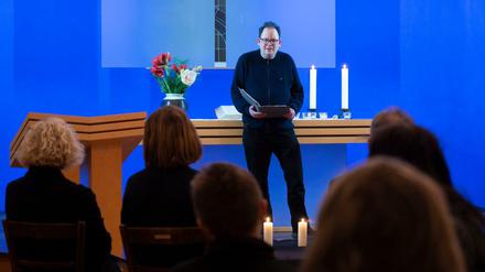 Ein Raum für Anteilnahme: Pfarrer Boris Witt bei der Gedenkfeier für die getötete Familie in Königs Wusterhausen.