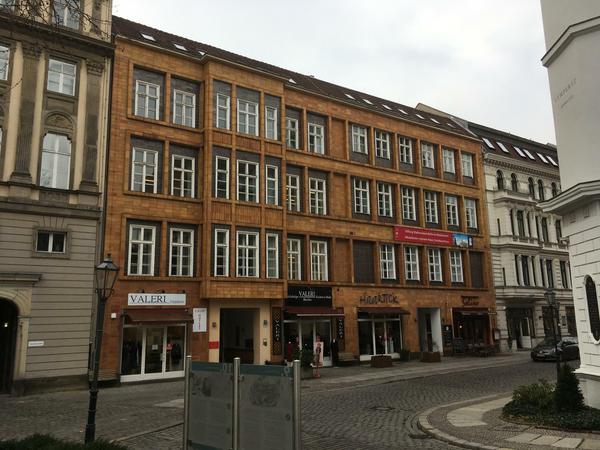 In diesem Haus im Nikolaiviertel, in der Poststraße 13/14, hatte die Bemag, Vorläufer der BSR, in den dreißiger Jahren ihren Sitz.