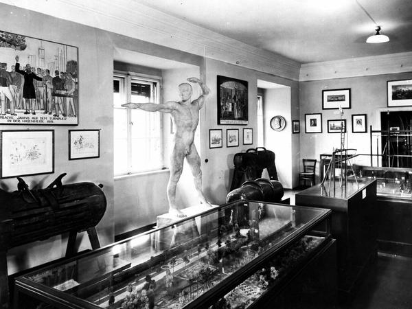 Sportlich, sportlich. 1925 eröffnete im Schloss das welterste "Museum für Leibesübungen":