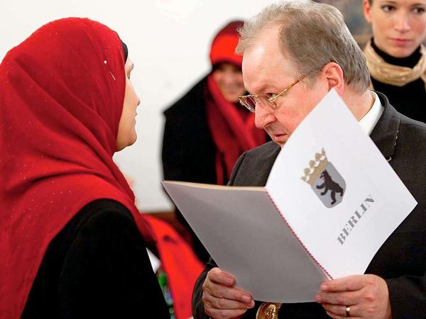 Der Bezirksbürgermeister von Berlin-Neukölln, Heinz Buschkowsky (SPD), überreicht am Mittwoch im Rathaus Neukölln in Berlin der türkischstämmigen Sanaa Zeidan eine Urkunde.