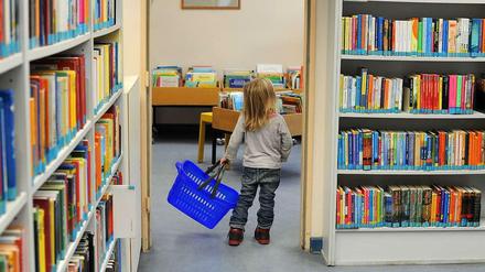Auch Kinder suchen gerne spannende Lektüre in Berliner Stadtteilbibliotheken. Wie hier in Friedenau.